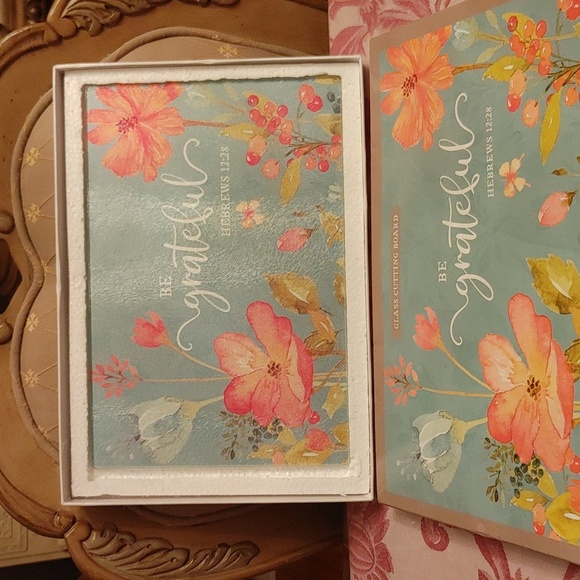 🌺 Glass Cutting Board - Picture 3 of 4